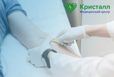 Врач оказывает услугу по установке двойного блока от алкоголизма
